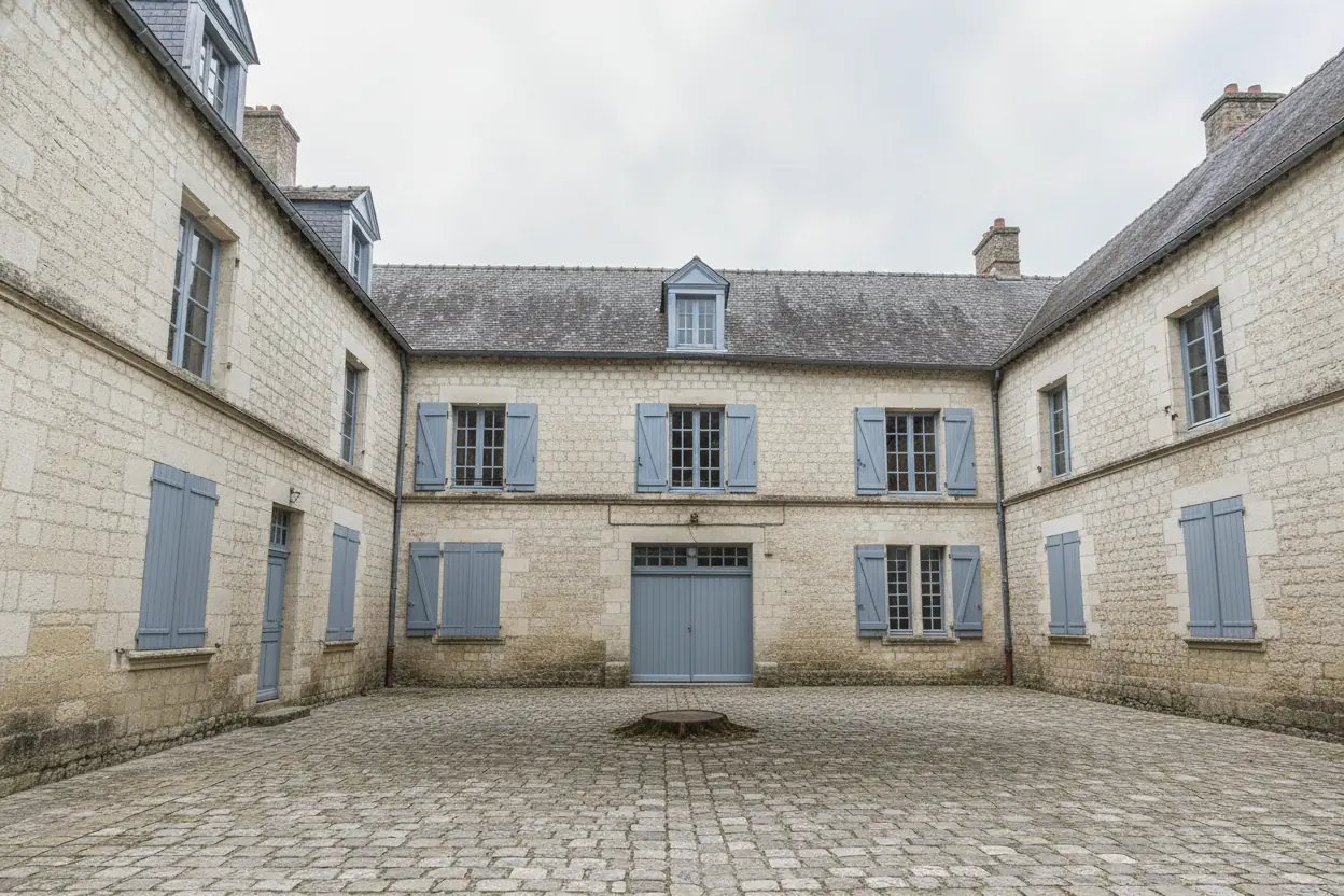 Cour dégagée après démontage sécurisé au Vaugueux